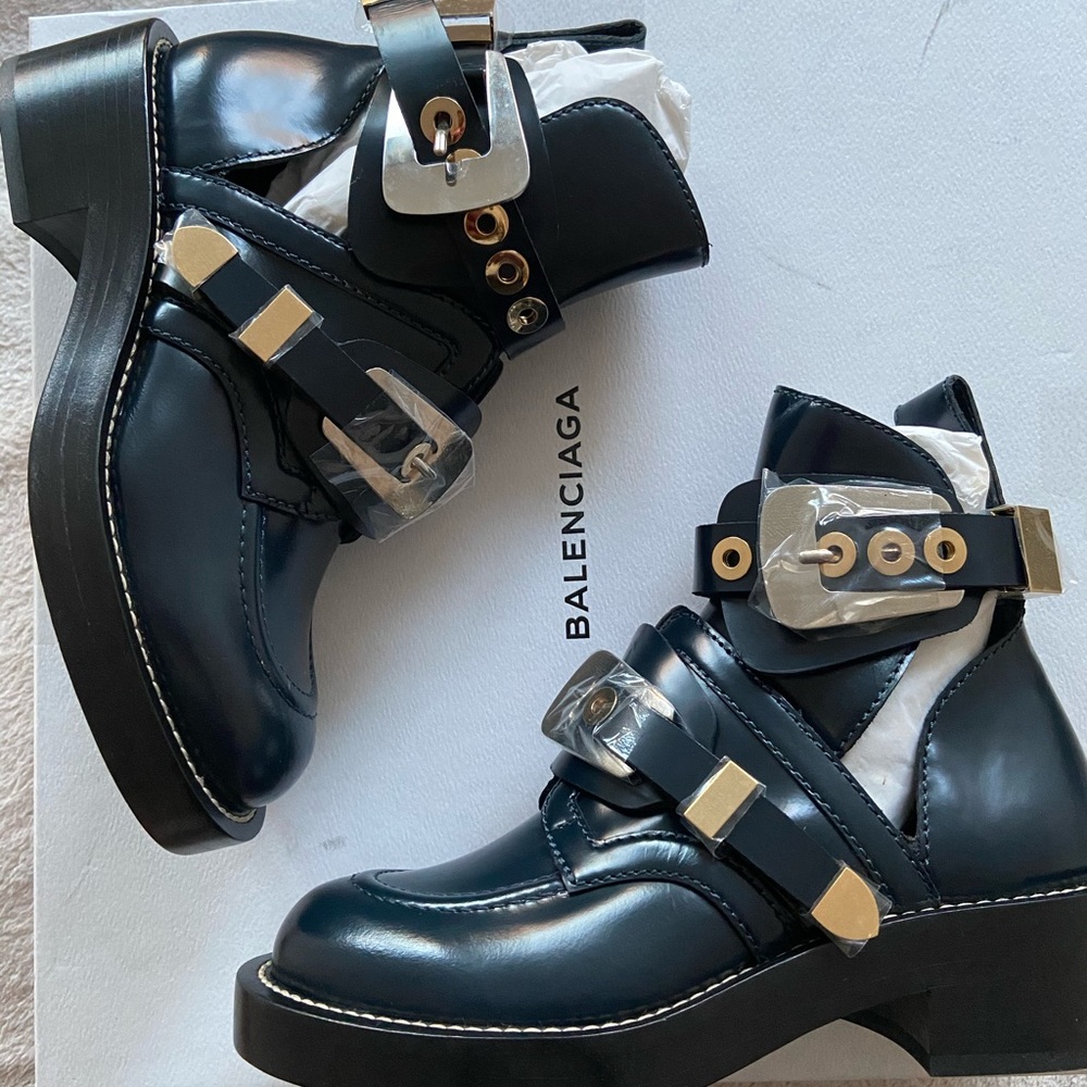 NIB Balenciaga Ceinture cutout leather ankle boots
